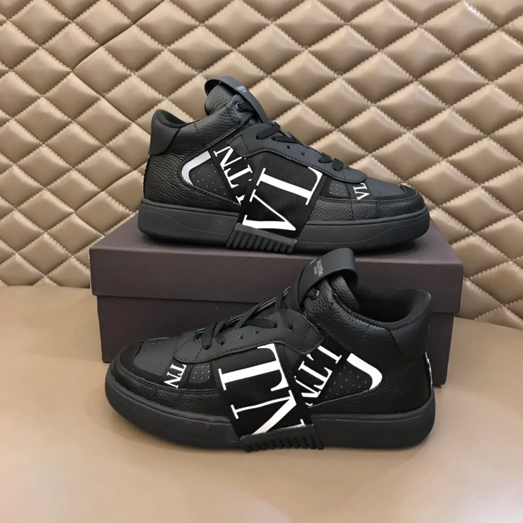 P460◾️▫️V L7N high-top calfskin lace-up sneakers. No man should be able to refuse this style. The classic color scheme is so handsome! Purchase a high-precision replica of the original version to instantly sell off the market currency! 6 VLTN logo rubber effect straps - Valentino Garavani Logo printed on the back and tongue, all materials are customized to ensure quality!  Size: Male 38-44 (45.46 customized)